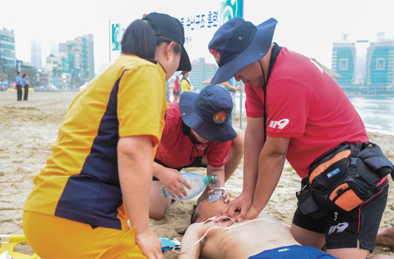 부산 광안리 해수욕장에서 구조대원들이 익수자에게 심폐소생술을 하고 있다.(사진=조선DB)