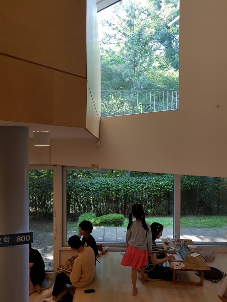 아래 위 ？은 창을 낸 삼청숲속도서관
