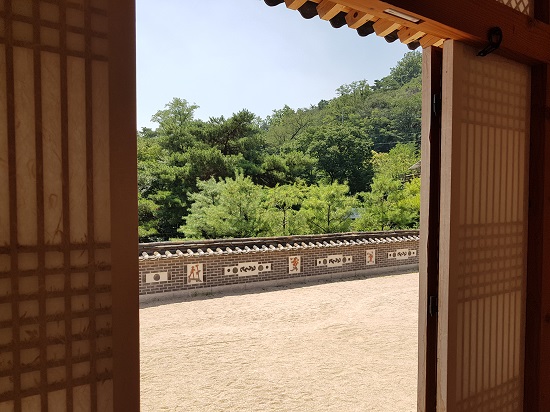 넓게 잡은 한옥의 마루에서의 책읽기