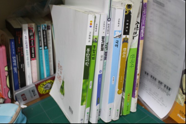고등학교 1학년이 되어 배우고 있는 통합과학과 통합사회를 비롯한 교과서.