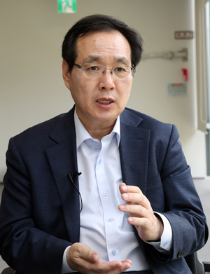 류장수 최저임금위원장이 내년도 최저임금 산정기준에 대해 설명하고 있다. 
