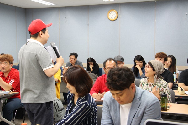 ‘1인 미디어 양성 프로그램’에는 3대 MCN업체를 두루 거친 ‘휘팀장’ 임효준 씨가 강사로 참여했다.(사진촬영=부산 시청자미디어센터)