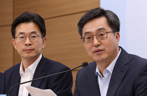 지난 26일 정부세종청사 기획재정부에서 김동연 경제부총리(오른쪽)와 김병규 세제실장이 2018년 세법개정안을 발표하고 있다. (사진=저작권자(c) 연합뉴스, 무단 전재-재배포 금지)