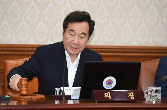 이낙연 국무총리가 31일 서울 세종로 정부서울청사에서 열린 국무회의에서 발언하고 있다.