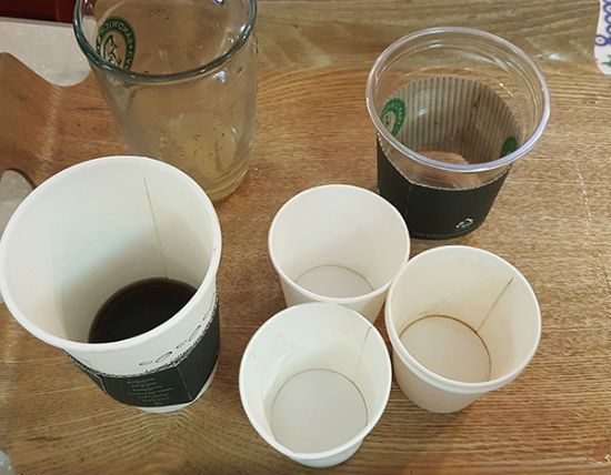 픽업대에 올려진 일회용잔. 음료잔 외에 물컵을 요구하는 경우에는 컵이 부족한 경우가 많아 일회용컵을 사용하고 있다. 하지만 이를 대체할 방법을 찾지 못했다.