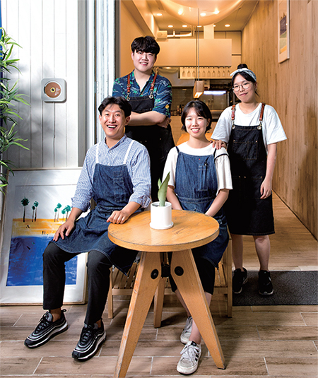 위샐러듀 사장과 직원들. 김태겸 사장, 김예찬·이세미·이세영 직원(왼쪽부터).(사진=C영상미디어)