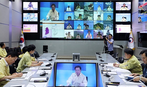 김부겸 행정안전부 장관이 3일 오후 강원도 강릉시 재난안전상황실에서 폭염으로 인한 인명 및 재산피해 최소화를 위한 중앙부처 및 17개 시도 재난안전실 등 범정부 폭염대책본부 회의를 주재하고 있다.