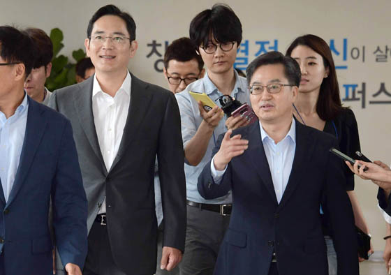 김동연 부총리 겸 기획재정부 장관이 6일 오전 경기도 평택시 삼성전자 평택캠퍼스를 방문해 이재용 삼성전자 부회장의 안내를 받으며 입장하고 있다.  (사진=저작권자(c) 연합뉴스, 무단 전재-재배포 금지)
