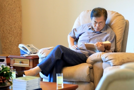 문재인 대통령이 휴가지에서 김성동의 대하소설 ‘국수’에 빠져있다.