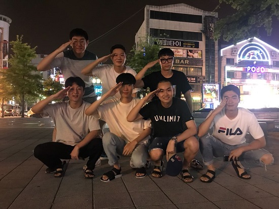 동생 진종현(아랫줄 왼쪽에서 3번째)과 군복무를 성실히 수행중이거나 끝마친 친구들. 