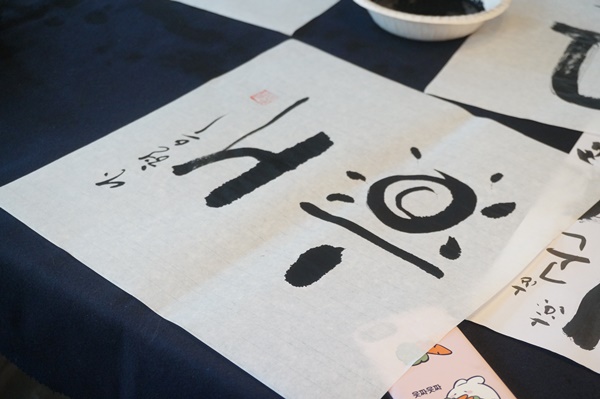박병철 캘리그라피 작가(한글플래닛 이사)는 학생들과 함께 한글로된 멋진 작품을 만들어 나갔다.