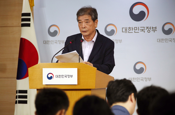 김진경 국가교육회의 대입제도개편 특별위원회 위원장이 7일 서울 세종로 정부서울청사에서 국가교육회의 2022학년도 대입제도 최종 권고안을 발표하고 있다.(사진=저작권자(c) 연합뉴스, 무단 전재-재배포 금지)