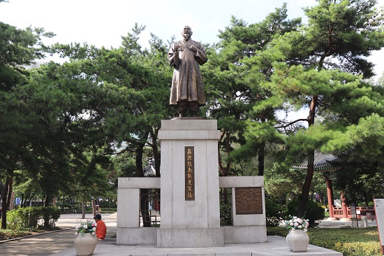 33인의 민족대표 중 한 명이었던 의암 손병희 선생의 동상