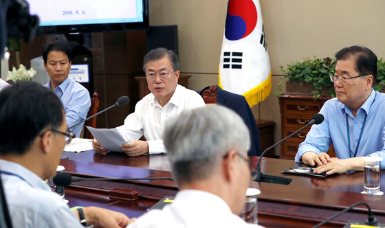 문재인 대통령이 6일 청와대 여민관에서 열린 수석·보좌관 회의를 주재하고 있다. 문재인 대통령이 6일 청와대 여민관에서 열린 수석·보좌관 회의를 주재하고 있다. (사진 =청와대)