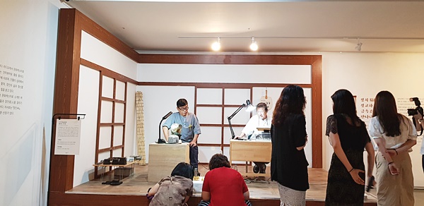 무형공감 공예 시연을 관람하는 시민들.