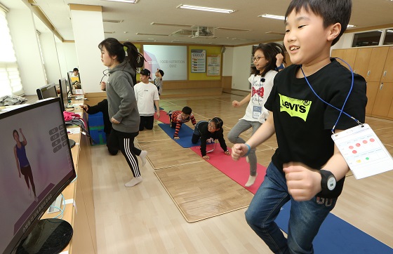비만예방 건강생활 체험교실 '우리 아이 건강 디자인'행사가 열린 서울시 교육청에서 23일 오전 참가 어린이들이 모니터를 보며 순환운동을 하고 있다.(사진=저작권자(c) 연합뉴스, 무단 전재-재배포 금지)