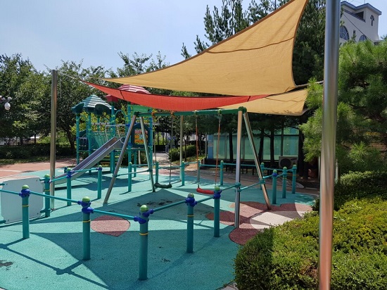 서울 용산구에 설치된 그늘막. 