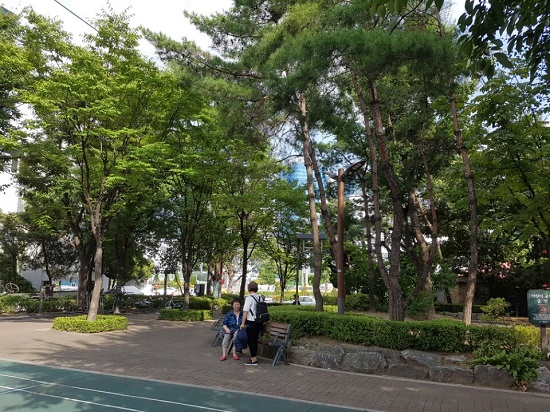 서울역 인근 어린이 놀이터에서 시민들이 더위를 피하고 있다. 
