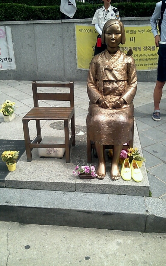 2013년 당시의 소녀상. 소녀상은 김학순 할머니처럼 
