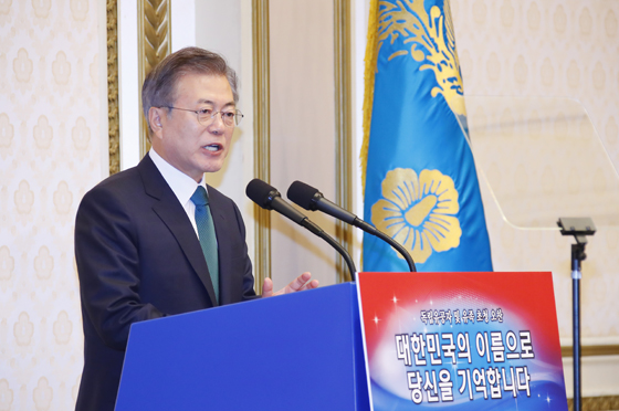 문재인 대통령이 14일 오전 청와대 영빈관에서 열린 독립유공자 및 유족 초청 오찬에서 인사말을 하고 있다.(사진=저작권자(c) 연합뉴스, 무단 전재-재배포 금지)