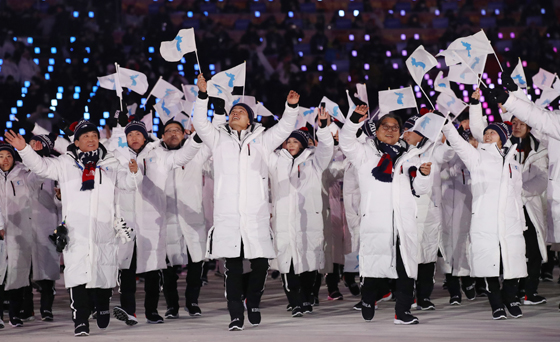 지난2월 9일 오후 강원도 평창 올림픽스타디움에서 열린 2018 평창동계올림픽 개막식에서 남북 선수단 공동기수인 남측 원윤종, 북측 황충금이 한반도기를 앞세우고 동시 입장하고 있다.(사진=저작권자(c) 연합뉴스, 무단 전재-재배포 금지)