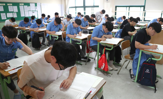 서울의 한 고등학교의 고3 수험생들이 모의평가 시험을 치르고 있다.(사진=저작권자(c) 연합뉴스, 무단 전재-재배포 금지) 