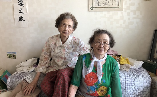 박연화 할머니와 딸. 군인이었던 남편은 6.25때 전사하여 유해조차 찾지 못하고 딸과 함께 긴 세월을 견뎌