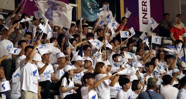 남북단일팀 경기에는 한반도기를 든 응원단이 열띤 응원을 펼치고 있다.(출처=뉴스1)