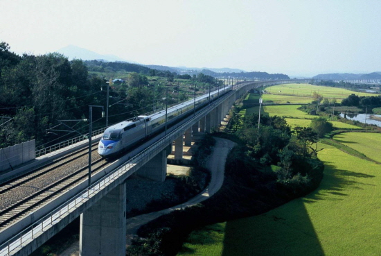 KTX 주행모습.