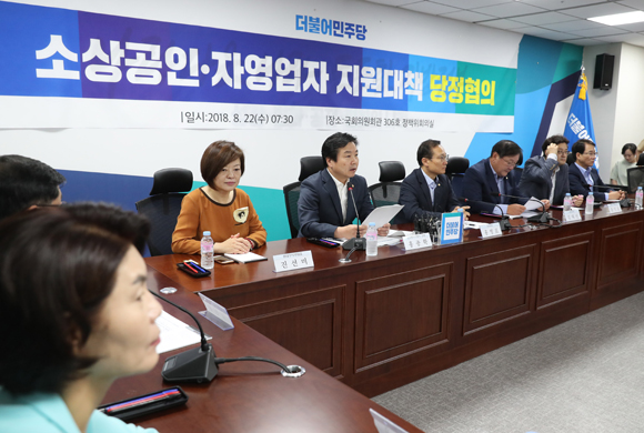 홍종학 중소벤처기업부 장관이 소상공인·자영업자 지원대책 당정협의에서 발언하고 있다(사진=저작권자(c) 연합뉴스, 무단 전재-재배포 금지)