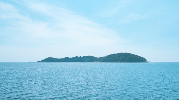 배에서 바라본 사승봉도.