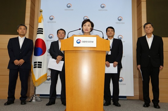 김현미 국토교통부 장관이 지난 14일 차량 운행정지 결정관련 대국민 담화문을 발표하고 있다(사진=국토교통부). 