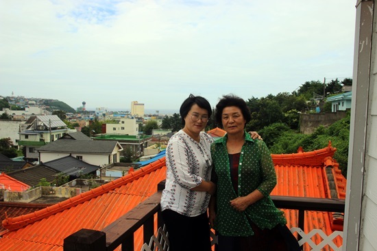 소방도로로 헐리는 집에서 고계숙 주민과 현장지원센터 최현미 코디네이터(좌)