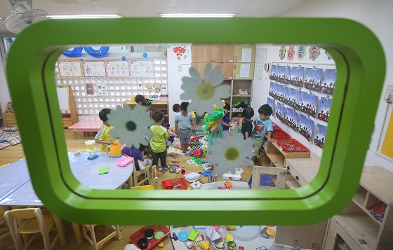 서울 성동구의 한 민간어린이집에서 어린이들이 수업을 받고 있다.(사진=저작권자(c) 연합뉴스, 무단 전재-재배포 금지)