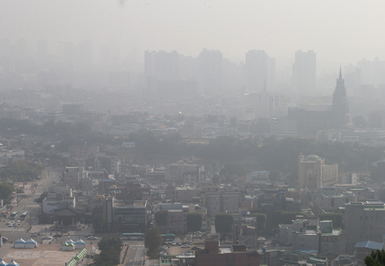 경기도 수원시 화성 서장대에서 바라본 수원 시내가 안개와 미세먼지로 뿌옇다.(사진=저작권자(c) 연합뉴스, 무단 전재-재배포 금지)