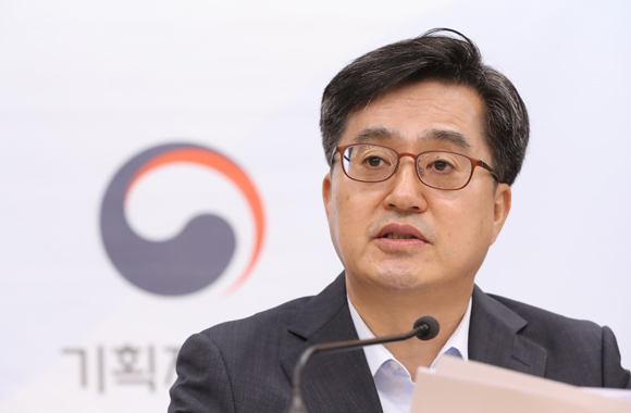 지난 24일 정부세종청사 기획재정부에서 김동연 경제부총리가 2019년 예산안 및 국가재정운용계획 브리핑을 하고 있다. (사진=저작권자(c) 연합뉴스, 무단 전재-재배포 금지)