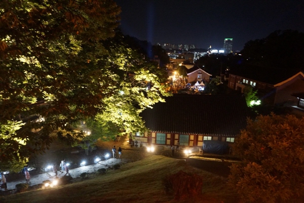 청주향교에서 선비의 길을 걸어봤다. 그 옛날 조상들은 이 길을 걸으며 어떤 생각을 했을까