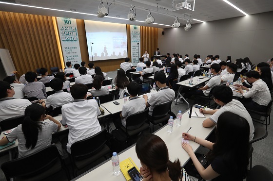 23일 오후 서울 서대문구 연세대에서 열린 '스타트업 청년채용 페스티벌'에 참석한 고등학생들이 강의를 듣고 있다. '스타트업 청년채용 페스티벌'은 스타트업과 구직자를 매칭하는 국내 최대 규모 행사로 청년위원회, 중소기업청, 청년희망재단, 연세대학교 등 14개 민관기관이 공동 개최한다.  (사진=저작권자(c) 연합뉴스, 무단 전재-재배포 금지)