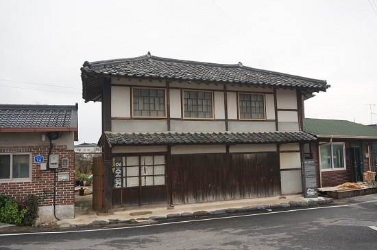옛 근대거리를 모티브로 도시재생을 하고 있는 강경. 사진은 1923년 세워진 강경 구 연수당 건재 약방으로 거의 100년의 세월을 거쳐 현재에도 . 