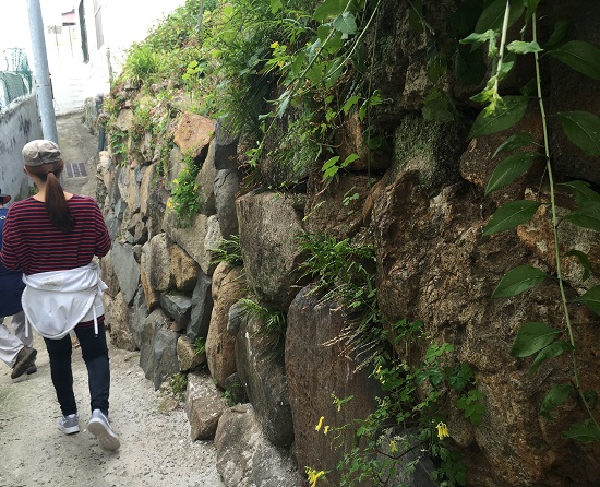 통영 도심에 있는 옛 통영성 성곽길. 작년 통영의 도시개발 사업 현장에서 조선시대 성곽 유적이 발견돼 유적정밀발굴 조사가 진행된 바 있다. 