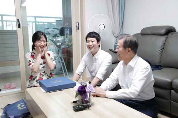 국토부는 주변 임대료 시세 대비 70% 저렴하고 최장 20년 거주 가능한 ‘신혼부부 매입임대주택’ 첫 입주자를 31일부터 모집한다고 밝혔다. 사진은 문재인 대통령이 지난달 5일 서울시 구로구의 한 행복주택에 입주한 신혼이면서 맞벌이 교사 부부인 우재완-이진경 씨 집을 방문해 이야기를 나누고 있는 모습. 문 대통령은 이날 신혼부부 및 청년주거대책을 발표하기 위해 행복주택을 방문했다. (사진=저작권자(c) 연합뉴스, 무단 전재-재배포 금지)