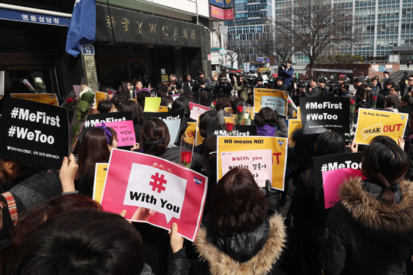 세계 여성의 날인 지난 3월 8일 오후 서울 중구 명동 YWCA회관 앞에서 한국YWCA연합회원들이 ‘3.8 여성의 날 기념 미투운동 지지와 성폭력 근절을 위한 YWCA 행진’ 행사를 열고 피켓팅을 하고 있다. (사진=저작권자(c) 연합뉴스, 무단 전재-재배포 금지)