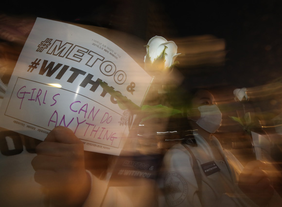 지난 3월 8일 오후 서울 마포구 홍대입구역 인근에서 열린 ‘제1회 페미 퍼레이드’ 참가자들이 ‘미투(METOO)&위드유(WITHYOU)’ 운동을 지지하는 흰색 장미를 들고서 행진하고 있다. (사진=저작권자(c) 연합뉴스, 무단 전재-재배포 금지)