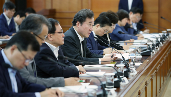 이낙연 국무총리가 31일 서울 종로구 정부서울청사에서 열린 도시재생특별위원회에 참석해 모두발언하고 있다.(사진=저작권자(c) 연합뉴스, 무단 전재-재배포 금지)