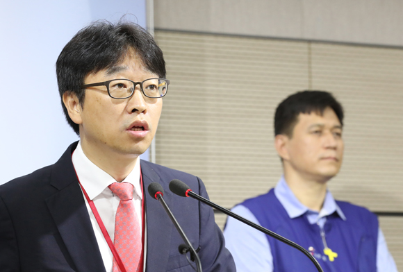 3일 오전 정부세종청사 교육부에서 이용우 대학 강사제도 개선협의회 위원장이 강사제도 개선 관련 브리핑을 하고 있다. (사진=저작권자(c) 연합뉴스, 무단 전재-재배포 금지)