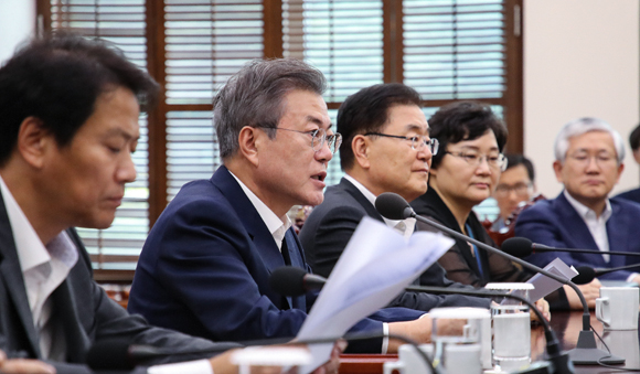 문재인 대통령이 3일 오후 청와대 여민관에서 열린 수석·보좌관 회의에서 발언하고 있다. (사진=저작권자(c) 연합뉴스, 무단 전재-재배포 금지)