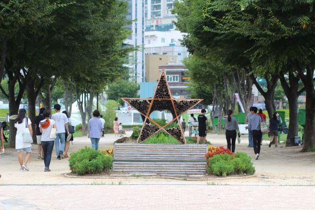 울산 태화강 지방정원을 찾은 시민들이 여유롭게 산책을 즐기고 있다.