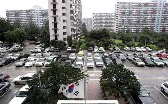 국토교통부는 500세대 미만 단지에만 완화돼 있는 중임 제한이 500세대 이상 단지에서도 완화된다고 4일 밝혔다.(사진=저작권자(c) 연합뉴스, 무단 전재-재배포 금지)