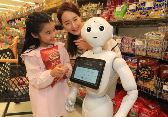 쇼핑 정보를 안내해주는 로봇 페퍼(Pepper) 시범 서비스 개시. (사진=저작권자(c) 연합뉴스, 무단 전재-재배포 금지)