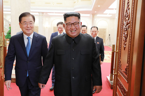 문재인 대통령의 특사로 5일 평양을 방문한 정의용 청와대 국가안보실장이 김정은 국무위원장을 만났다. (사진=청와대)